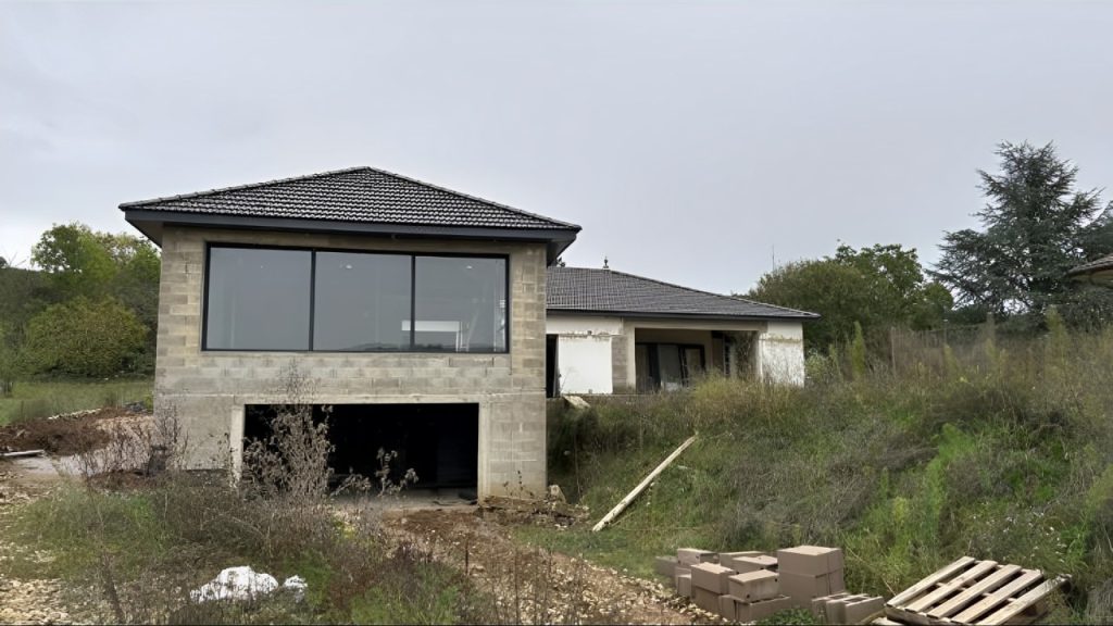 Maison en cours de construction, murs et toiture posés