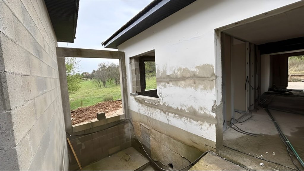 Chantier de construction : enduit de façade en cours
