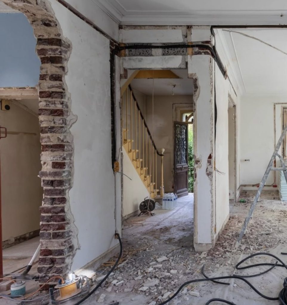 Pendant les travaux : reprise d’un escalier et des murs