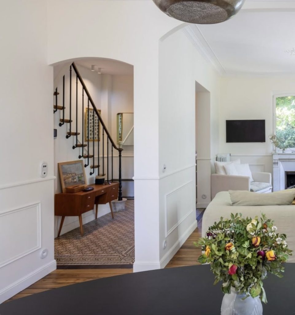 Après rénovation : escalier et entrée remis à neuf