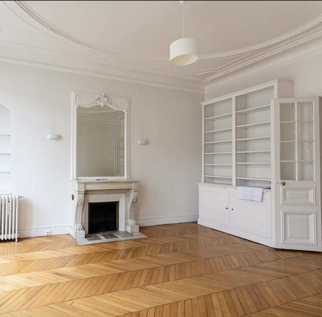 Séjour rénové avec cheminée en marbre et parquet en point de Hongrie