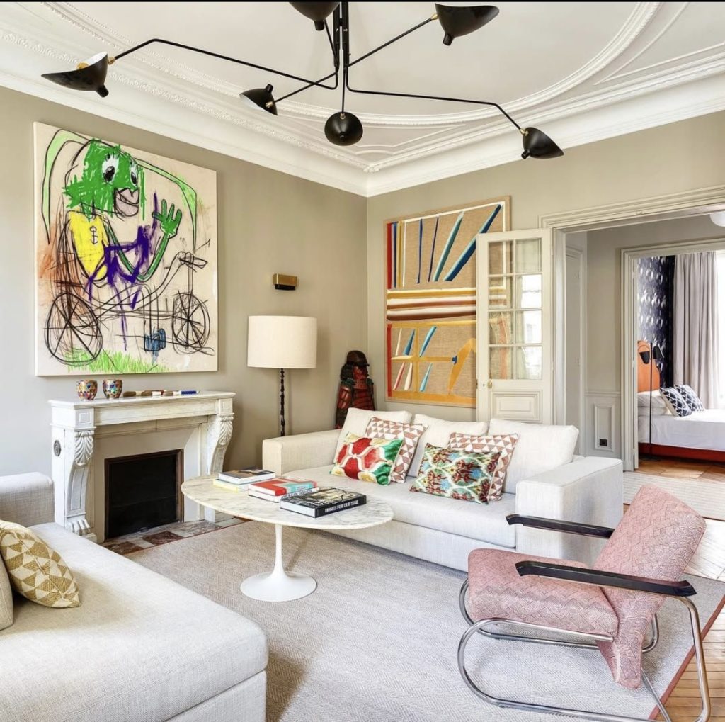 Après rénovation : séjour avec cheminée et moulures