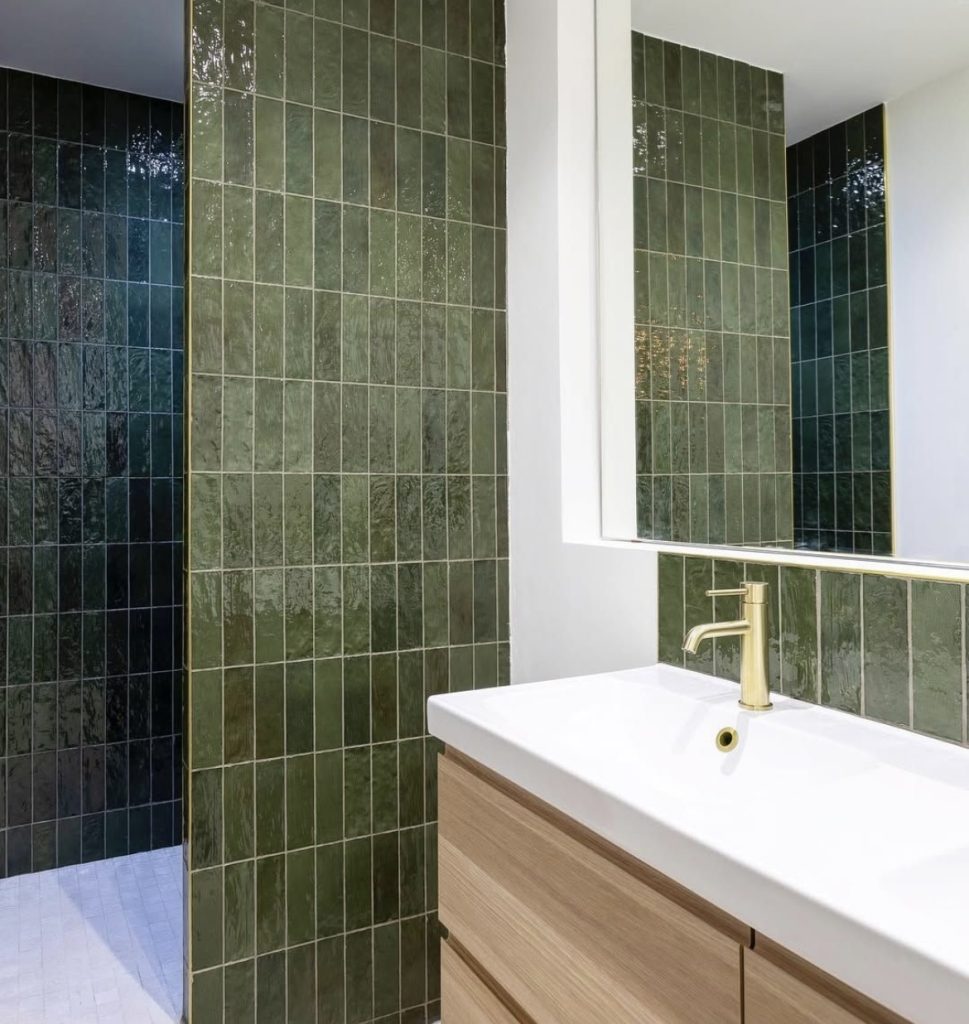 Après rénovation : salle de bain avec faïence verte et meuble vasque