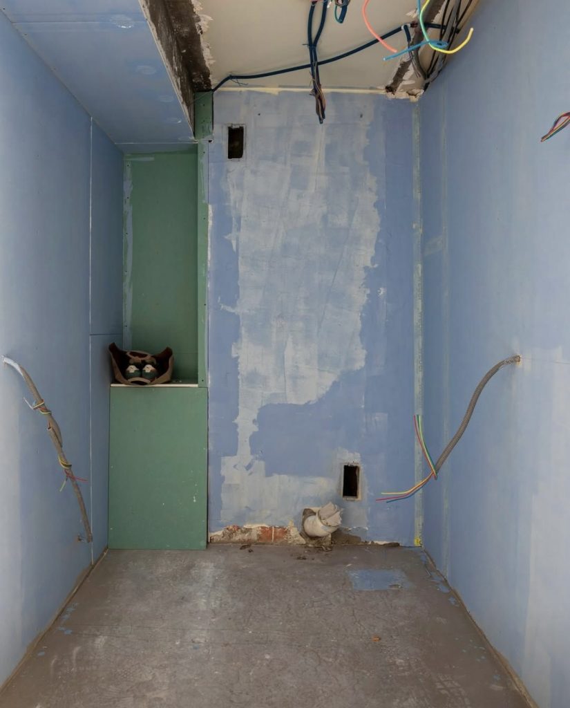 Avant rénovation : salle de bain démolie